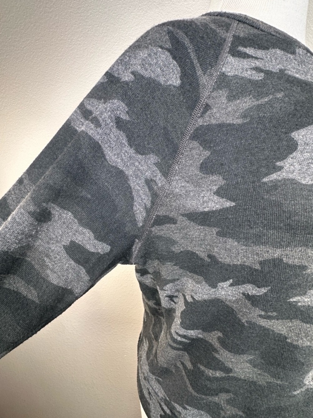 Beyond Yoga Camo Crewneck Sweatshirt Gray Size‎ Small Ultra Soft Lounge Cozy Top - Picture 6 of 13